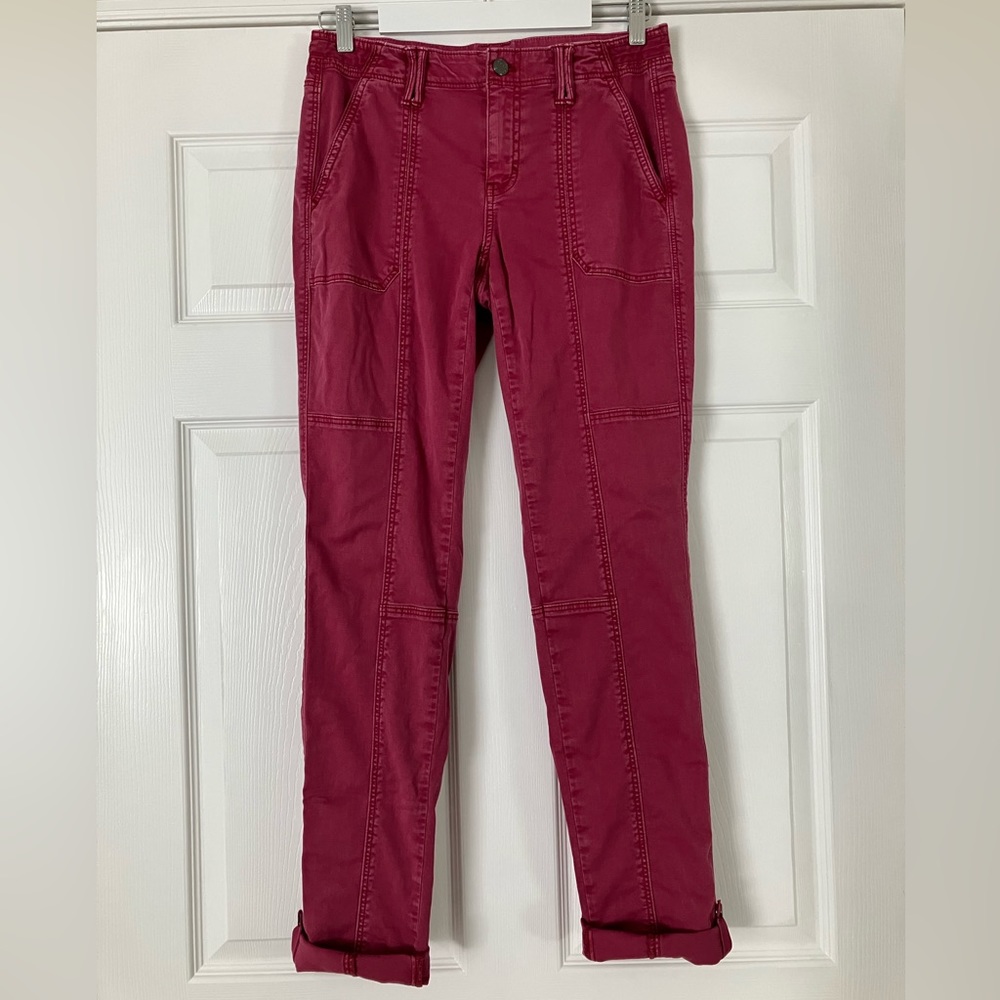 WHBM Pret-A-Pedi pants in a beautiful strawberry color. Fits like a 6 long.